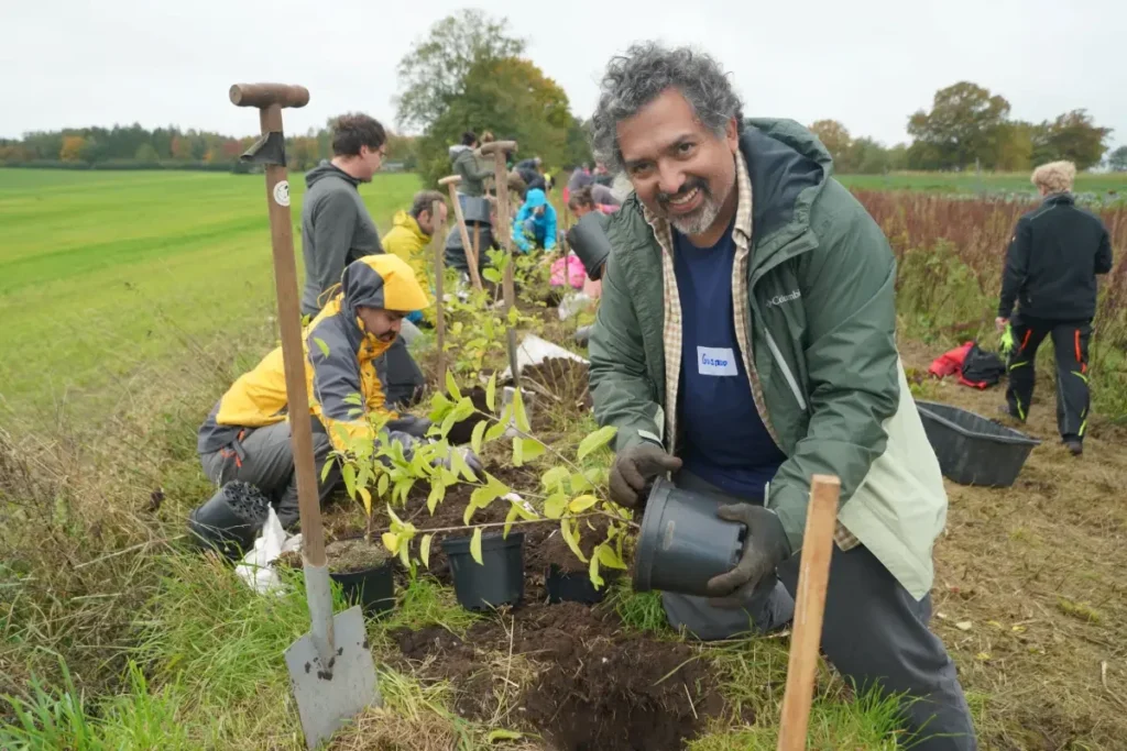 Zum Auftakt des Kongresses pflanzte der Verein Heckenretter e.V. in Neverstaven, einer Außenstelle des Kattendorfer Hofs, einen 160 Meter langen „Knick der Vielfalt“ mit 16 verschiedenen Arten – und mehr als 50 Interessierte halfen tatkräftig mit.