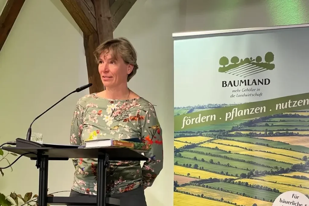 Alexandra Werdes, Gründerin und Vorsitzende des Heckenretter e.V. spricht als Mitveranstalterin ein Grusswort zur Eröffnung des Heckenkongresses