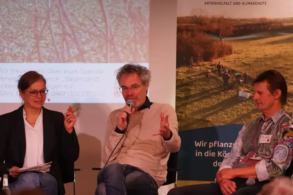 Christoph Bautz, Mitbegründer der Baumland-Kampagne, fordert bei der Podiumsdiskussion 100.000 km neue Hecken für Deutschland