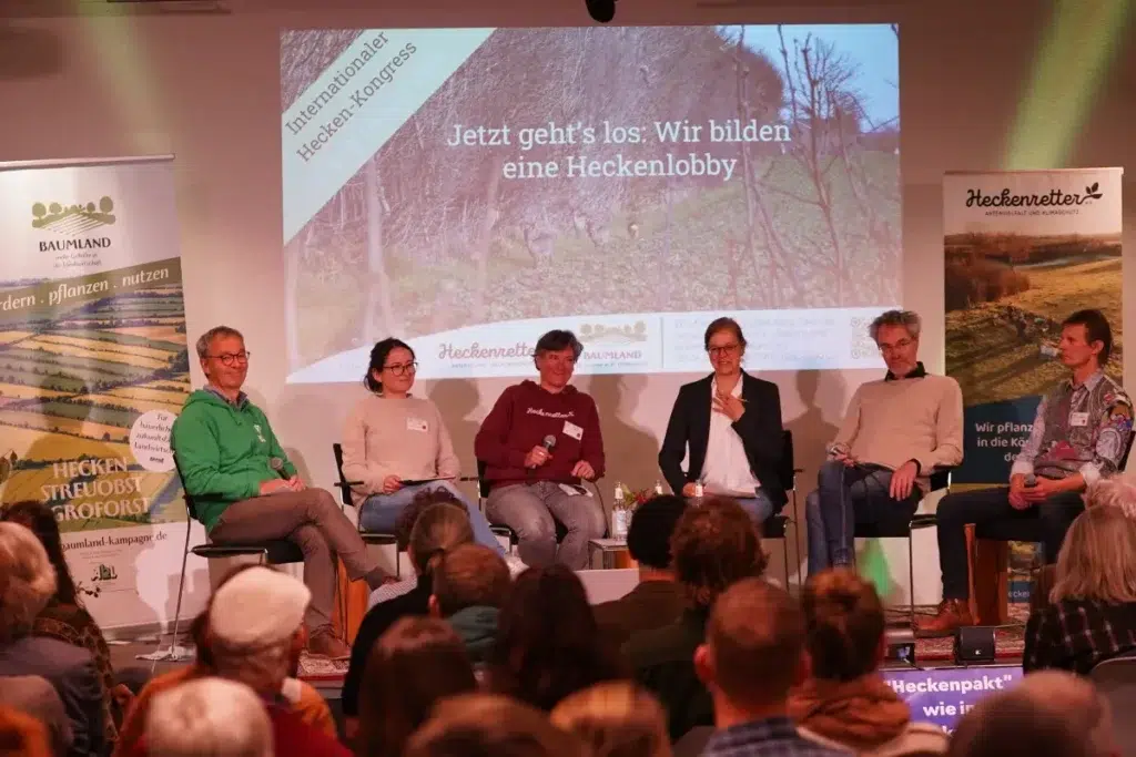 Wie gründen wir gemeinsam eine Heckenlobby? Das diskutierte Heckenretter-Vorsitzende Alexandra Werdes mit weiteren Gästen bei der Abschlussdiskussion des Internationalen Heckenkongresses 2025 auf Gut Karlshöhe in Hamburg.