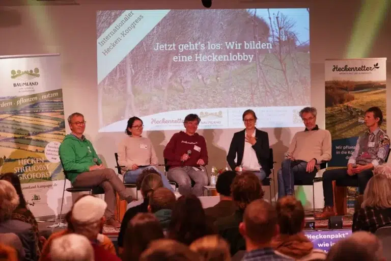 Wie gründen wir gemeinsam eine Heckenlobby? Das diskutierte Heckenretter-Vorsitzende Alexandra Werdes mit weiteren Gästen bei der Abschlussdiskussion des Internationalen Heckenkongresses 2025 auf Gut Karlshöhe in Hamburg.