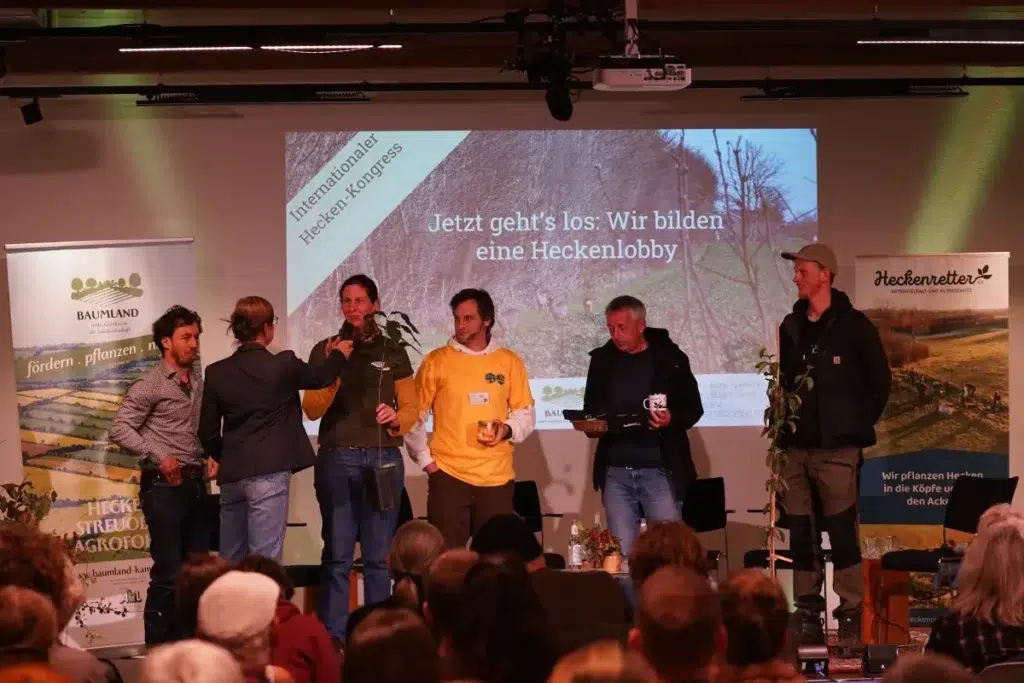 Anbieter vom Markt der Möglichkeiten stellen sich und ihre Produkte auf der Bühne vor