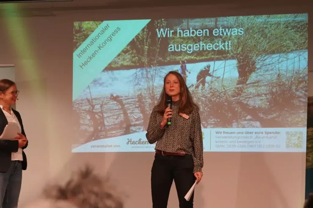Malin Tiebel, Koordinatorin der BaumLandkampagne, führte gemeinsam mit Moderatorin Tanja Busse durch den internationalen und simultan übersetzten Heckenkongress
