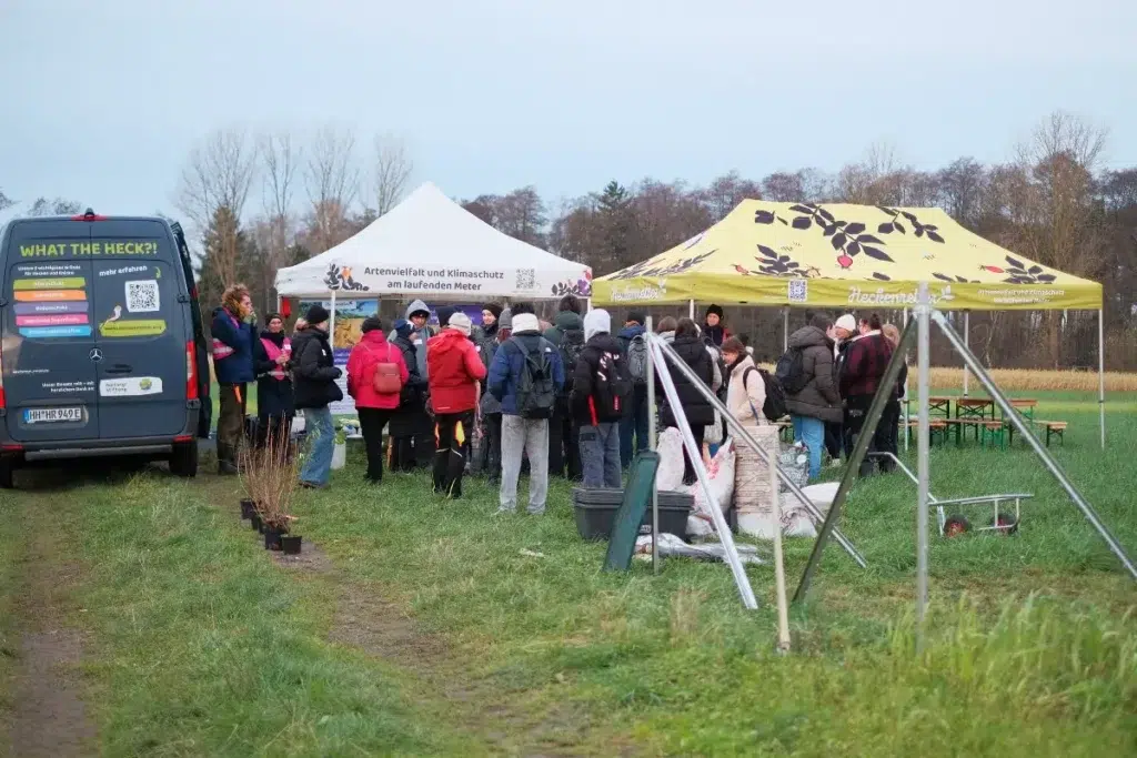 Und wieder die Konditor*innen der BS03 - diesmal schon der 3. Jahrgang, der mit uns eine Hecke pflanzt, diesmal auf dem Biohof Quellen in Wisetdt.