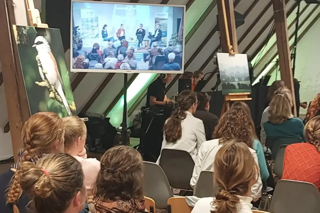 Im Saal eine Ausstellung zu Knicks und ihrer vielfältigen Lebenswelt