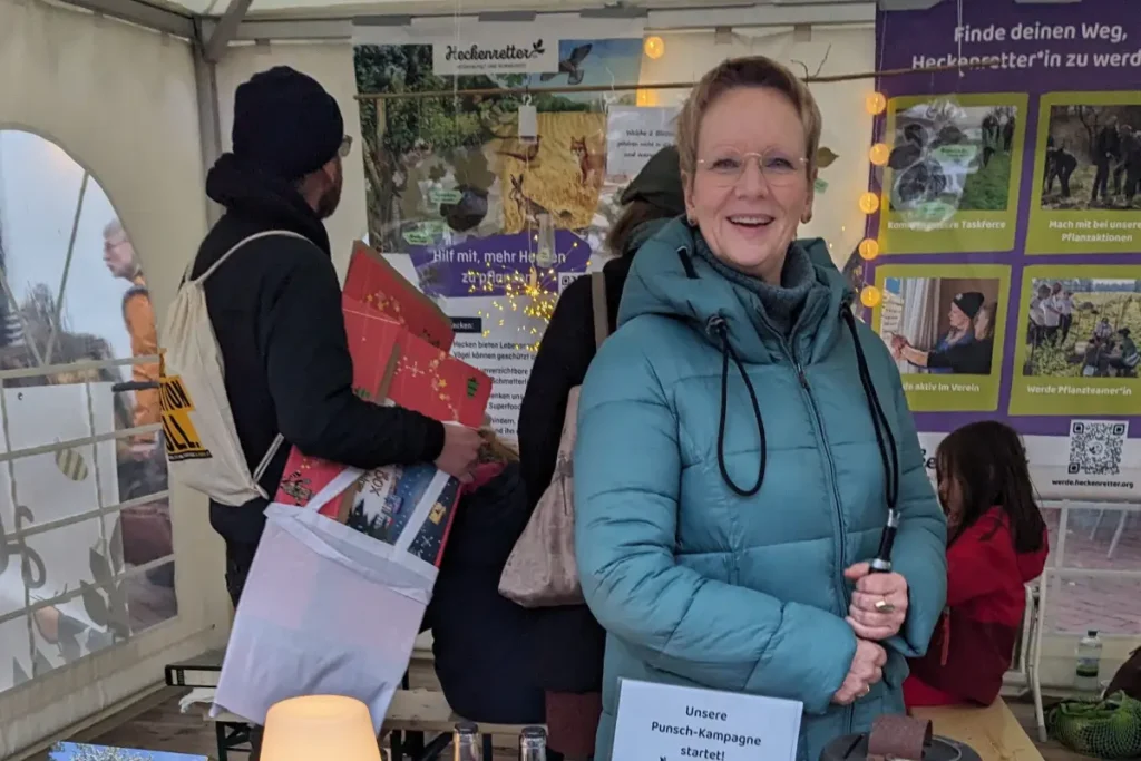 Frau an Infostand vom Heckenretter e.V.