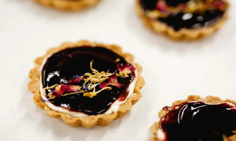 Tartelettes mit Schlehen und essbaren Blüten