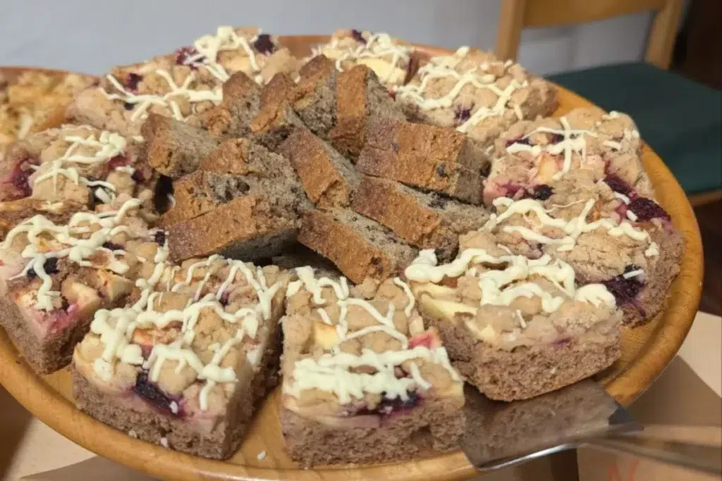 Auch in der Pause konnten die Exkursionsteilnehmer*innen den Wert von Knicks erleben - dank Holunder-Punsch und selbstgebackenem Kuchen mit Haselnüssen und Brombeeren