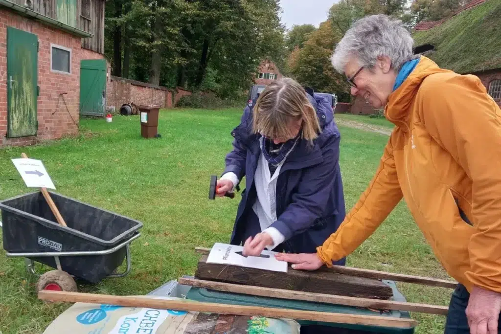 Pflanzaktion-2025-10-12_Neverstaven_Kattendorfer-Hof_Aussilderung-Wege_(c)Alexandra-Werdes_signal-2025-10-10-192759_002