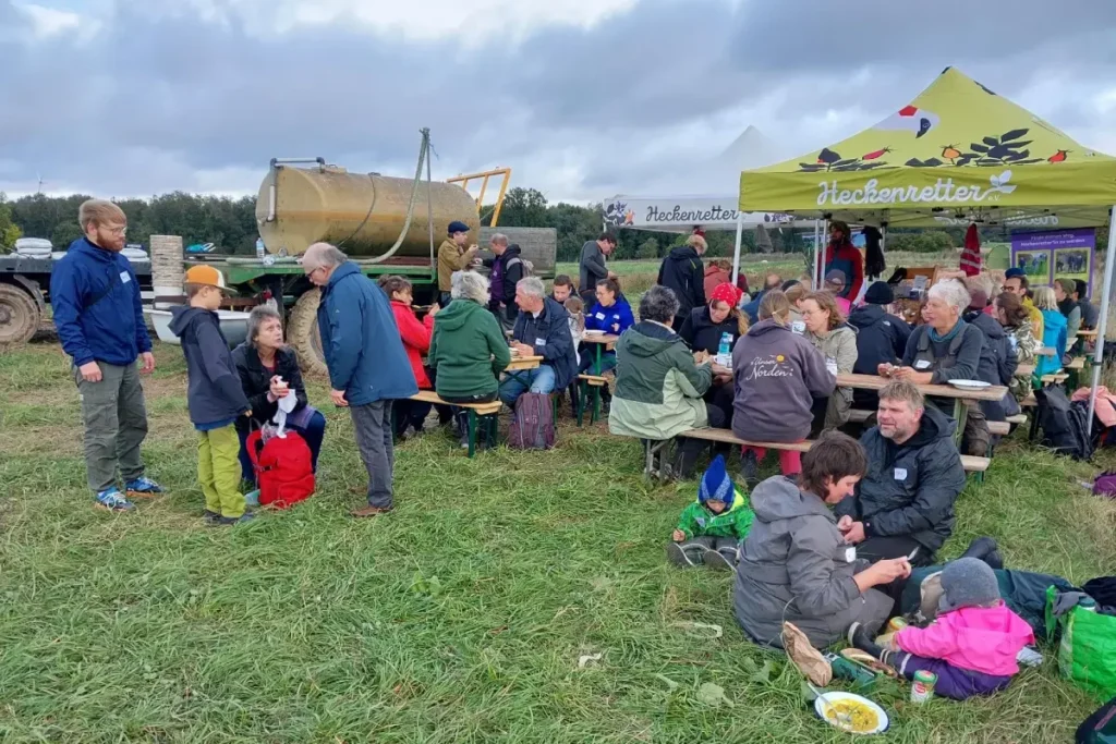 Pflanzaktion-2025-10-12_Neverstaven_Kattendorfer-Hof_Mittagesss-Feldkueche_(c)Alexandra-Werdes_signal-2025-10-14-091844_005