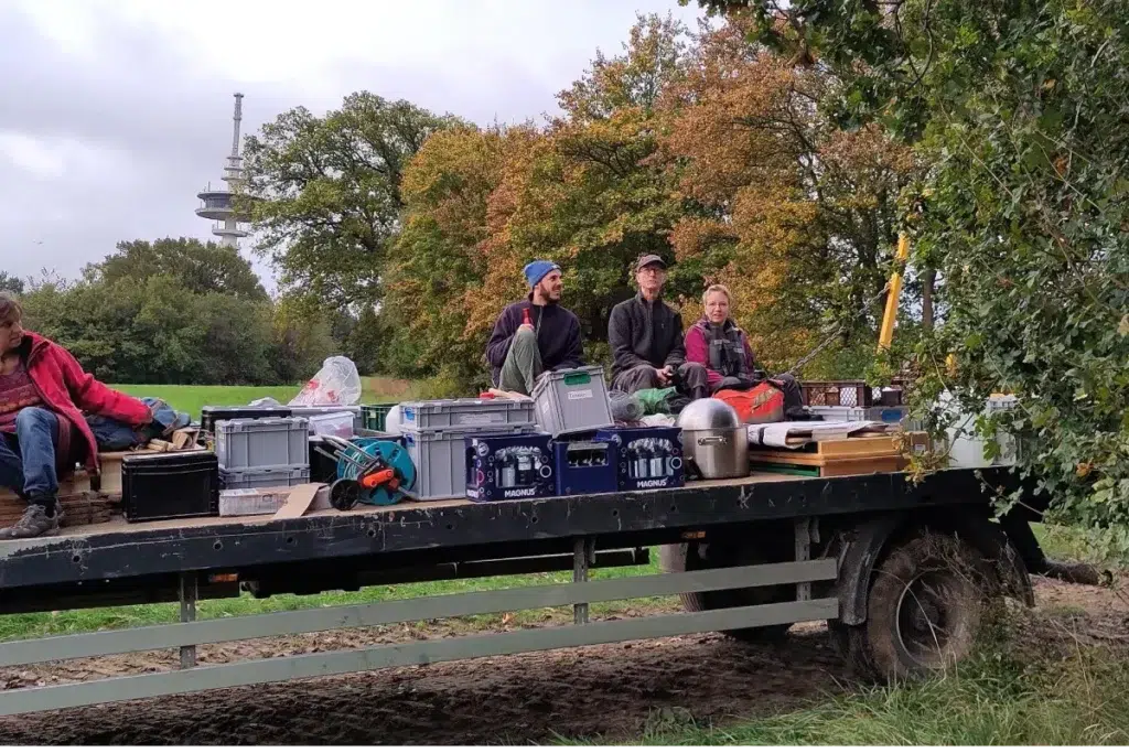 Pflanzaktion-2025-10-12_Neverstaven_Kattendorfer-Hof_Transport-Equipment_(c)Alexandra-Werdes_signal-2025-10-12-083146