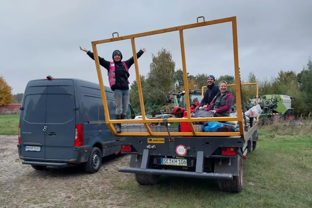 Pflanzaktion-2025-10-12_Neverstaven_Kattendorfer-Hof_Trecker-Shuttle_(c)Alexandra-Werdes_signal-2025-10-14-091844