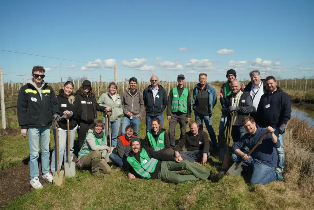 Team Transgourmet pflanzt eine frühblühende Hecke...