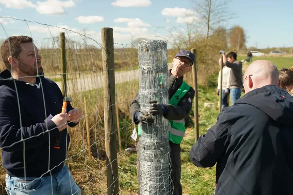 ...und gemeinsam bauen wir unseren ersten Wildschutz-Zaun.
